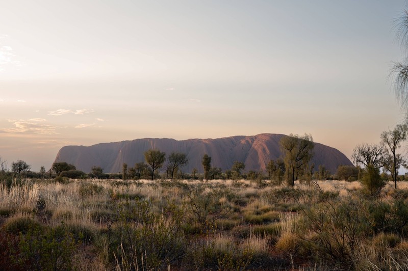 Die Landschaften des Australischen Outbacks bei Uluru liefern einen einmaligen Anblick.