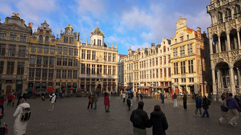 Die vergoldeten historischen Gebäude auf dem Stadtplatz sind nur eines von mehreren Beispielen für Brüssels beeindruckende Architektur.