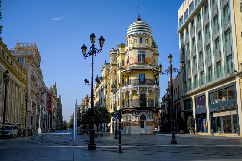 Downtown in Sevilla gibt es viel zu entdecken, vor allem für Freund*innen der Kultur und des guten Essens.