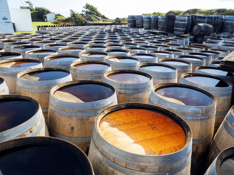 Vor der Brennerei Ardberg türmen sich die Whisky-Fässer.