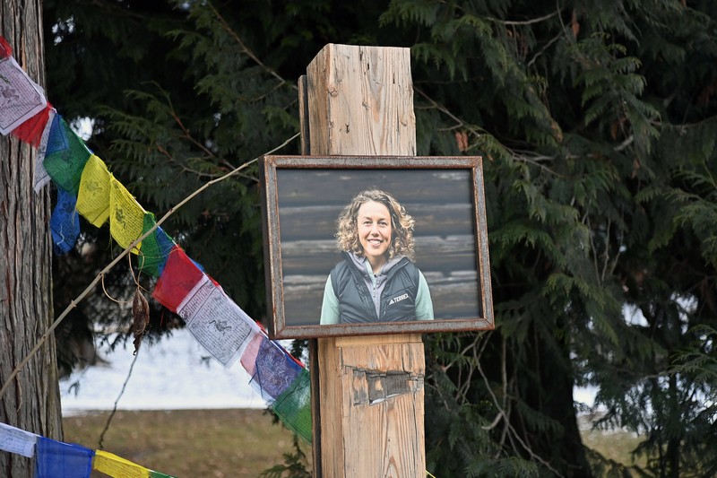 Im Kurpark Partenkirchen wurde eine temporäre Gedenkstätte für Laura Dahlmeier errichtet.