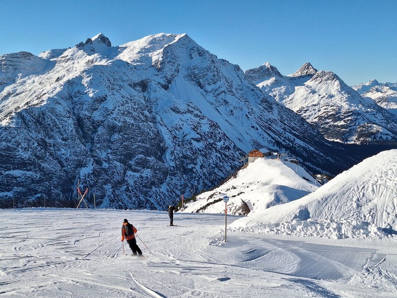 Lech ist eine von mehreren Ortschaften, die zum Skigebiet Arlberg gehören.