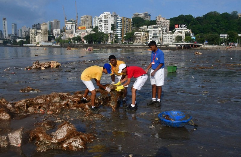 An den Gefahren dieses Strandes in Indien sind die Menschen selbst schuld.