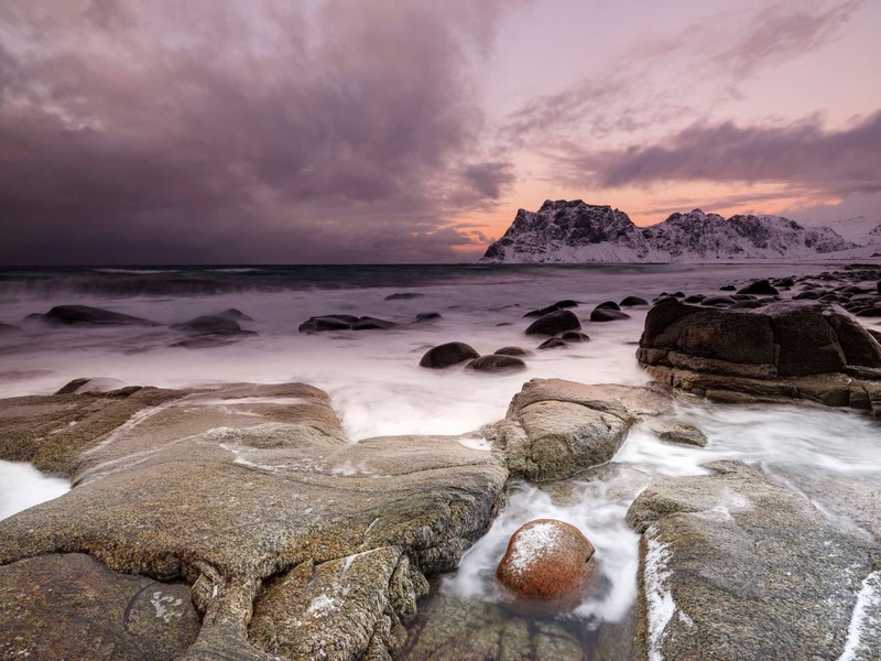 An diesem Strand in Norwegen ist es besonders kalt.