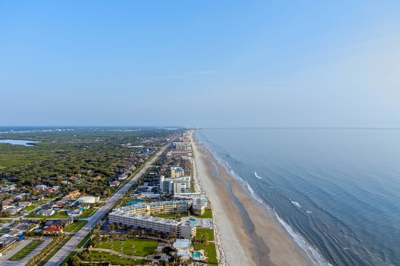 Auch an dem Strand in den USA leben Haie im Wasser.