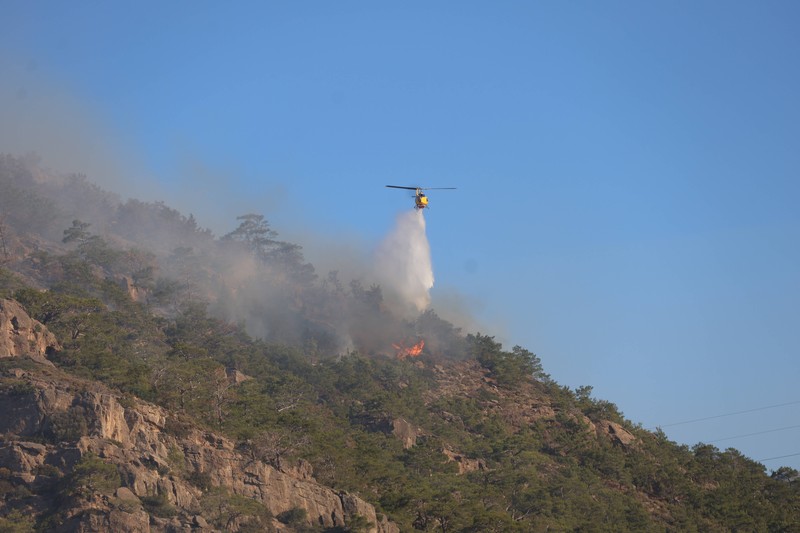 Im Süden der griechischen Ferieninsel wütet ein schwerer Waldbrand.