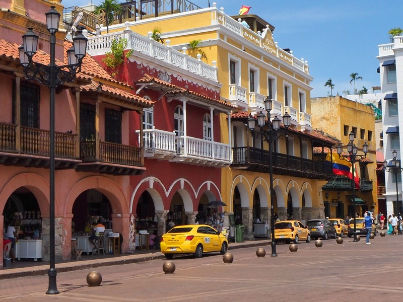 Bunte Hausfronten kennzeichnen die Altstadt von Cartagena in Kolumbien.