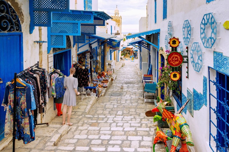 Kunsthandwerk und bunte lokale Läden erwarten Reisende in der Medina von Sousse.