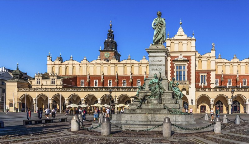 Rynek mit Tuchhallen und Adam-Mickiewicz-Brunnen, das Wahrzeichen Krakaus, liegt inmitten der Altstadt.