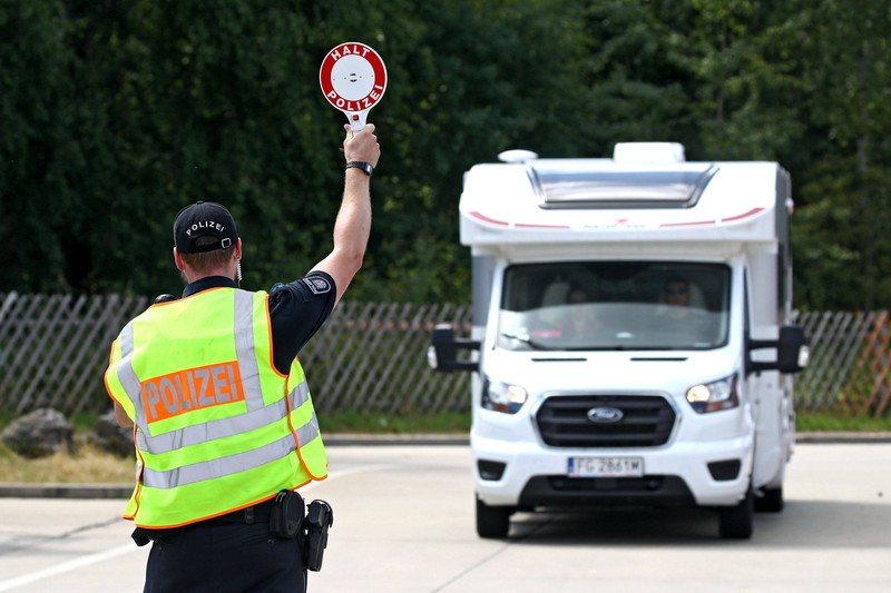 Du solltest nie mit einem überladenen Wohnmobil losfahren. Es drohen Bußgelder und Fahrverbote.