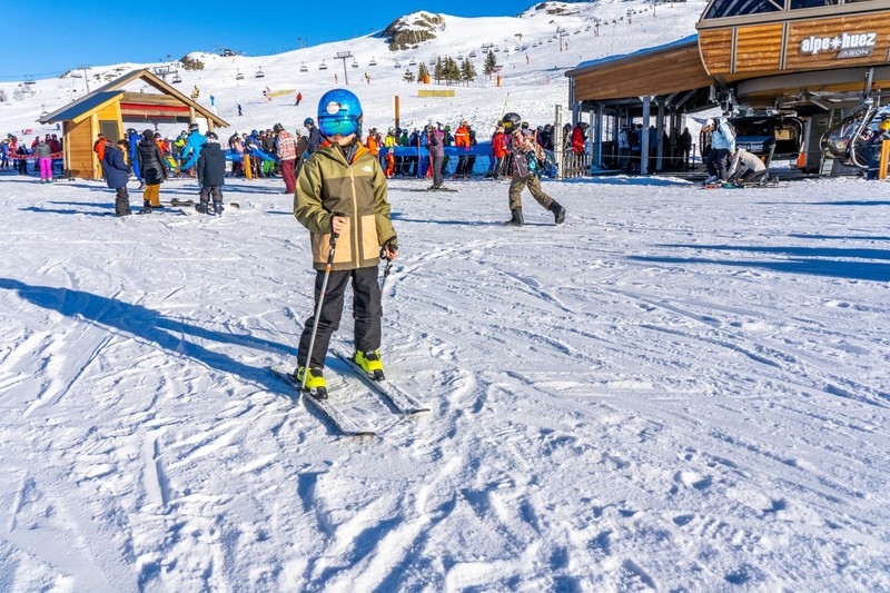 Am Skifahren haben Groß und Klein Spaß.