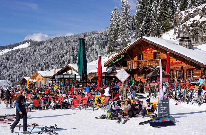 Auf Ski-Hütten lässt sich schönes Wetter genießen.