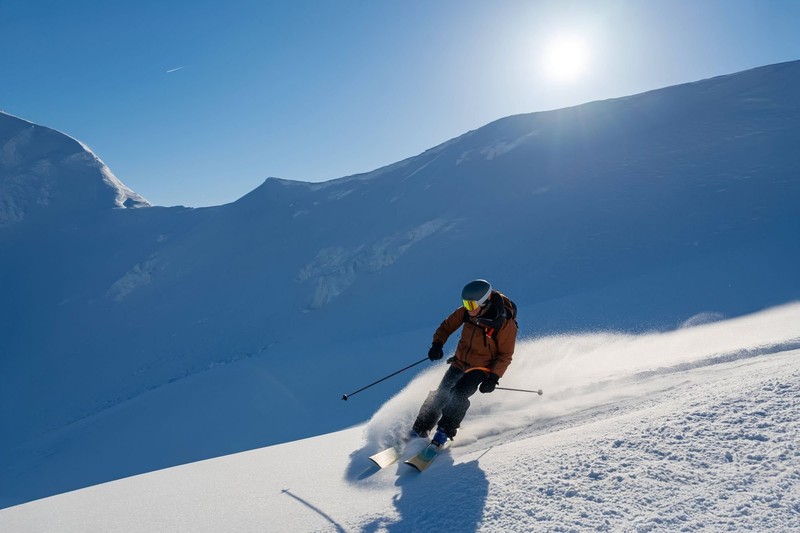 Skifahren bei besten Pistenverhältnissen und strahlendem Sonnenschein geht auch im Frühling.