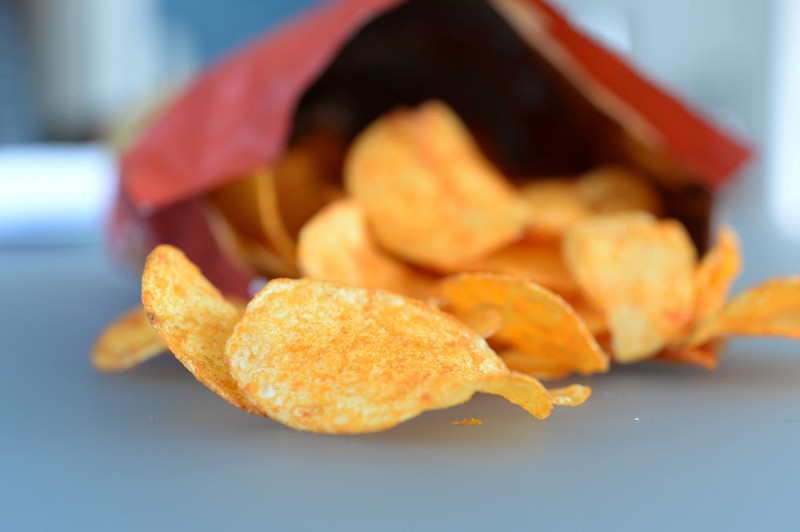 Luftverpackte Snacks und Chips dürfen ins Aufgabegepäck, können dort aber eine große Sauerei verursachen.