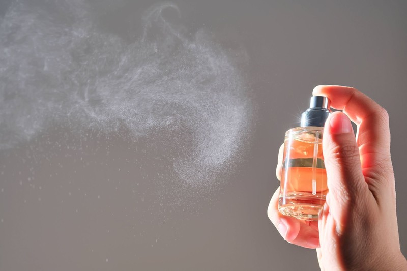 Parfümflakons solltest du lieber nicht ins Aufgabegepäck legen.