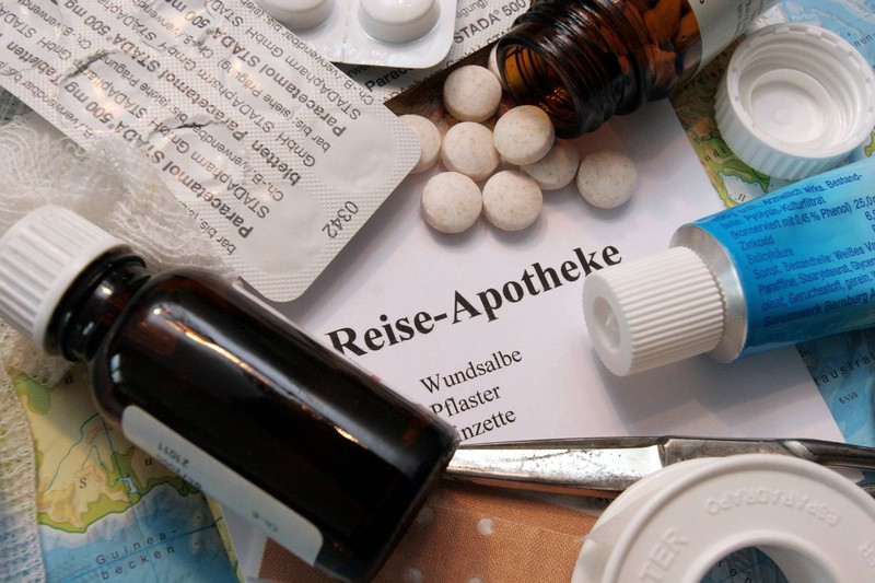 Wichtige Medikamente solltest du im Handgepäck mitführen.