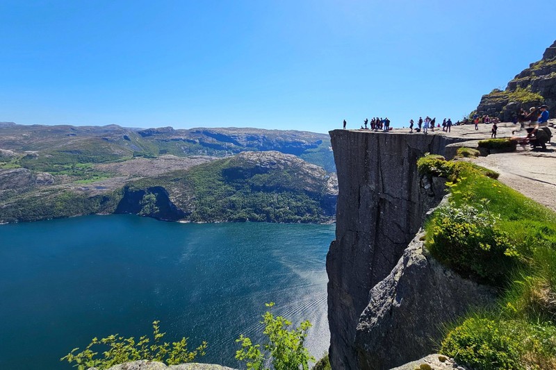 600 Meter über dem Lysefjord: Fotos am Rand des Preikestolen sind beeindruckend, doch Wind und rutschiger Fels können gefährlich werden.