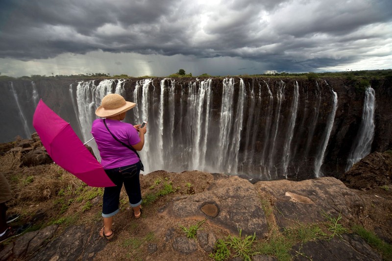 Die Victoriafälle bieten dramatische Fotomotive. Nasse Felsen und starke Strömungen machen Aufnahmen nahe am Rand gefährlich.