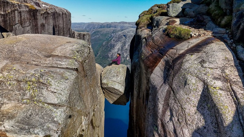 Ein gefährlicher Foto-Hotspot: Der Kjeragbolten hängt 1.000 Meter über dem Lysefjord.