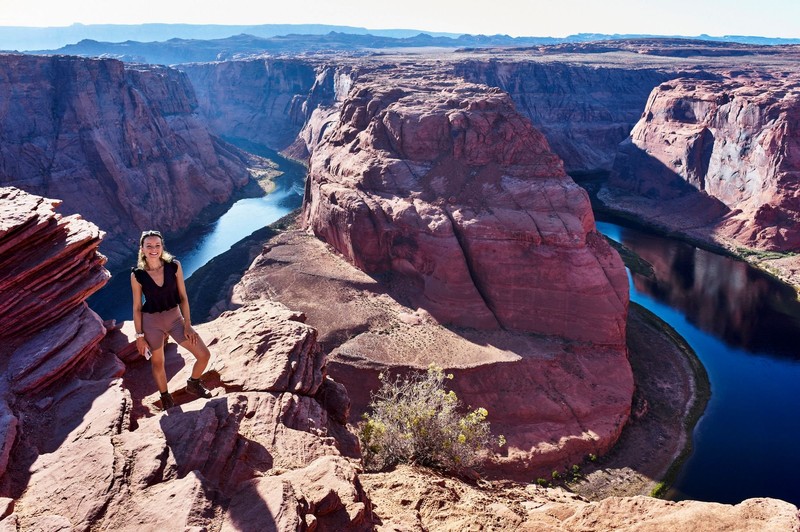 Riskanter Foto-Hotspot: Selfie direkt an der ungesicherten Klippe des Horseshoe Bend.