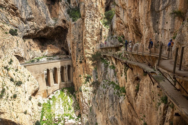 Schmaler Steg hoch über einer Schlucht: Der Caminito del Rey liefert spektakuläre Fotos, doch die enorme Höhe macht ihn riskant.