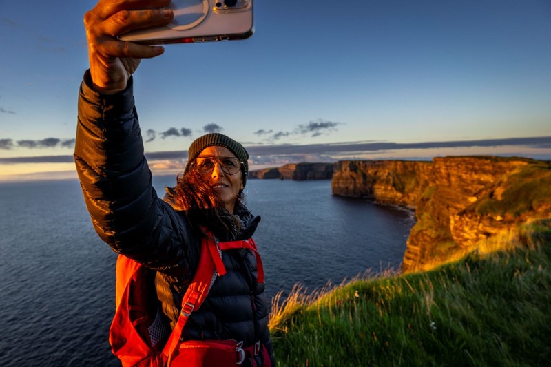 Steile Klippen über dem Atlantik: Wer für Fotos die Wege verlässt, riskiert bei Wind und rutschigem Boden sein Leben.