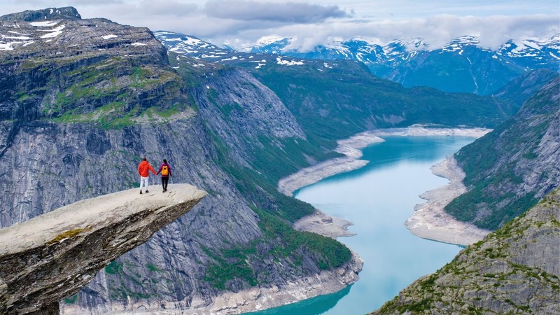 Wer sich auf der schmale Felszunge Trolltunga wagt, wird mit spektakulären Fotos belohnt – bringt sich aber auch in Lebensgefahr.