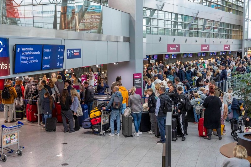 Du solltest unbedingt längere Wartezeiten einplanen, wenn du im Sommer 2026 verreisen möchtest.