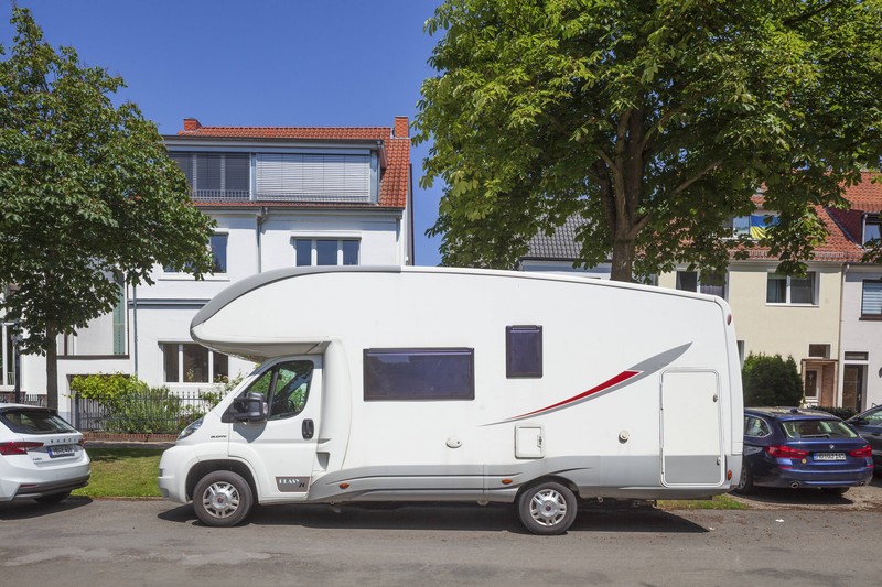 Auf engen Straßen darfst du deinen Camper nicht parken.