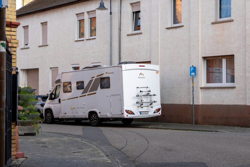 Darfst du dein Wohnmobil dauerhaft am Straßenrand parken?
