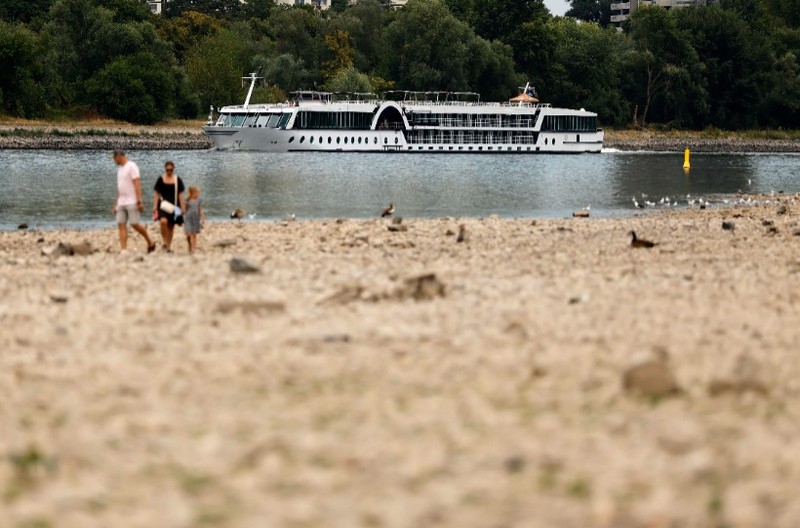 Der Rhein ist von extremen Niedrigwasser betroffen.