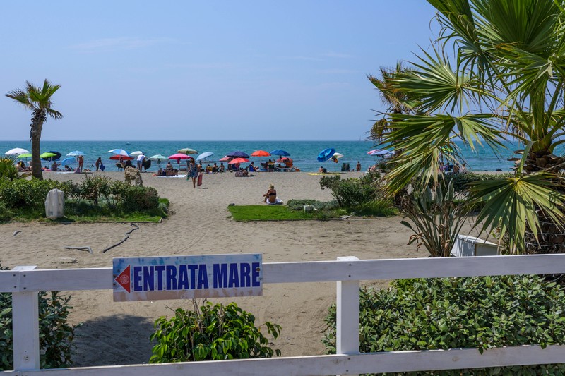 In Italien wächst Anfang August 2026 der Druck auf private Strandbäder.