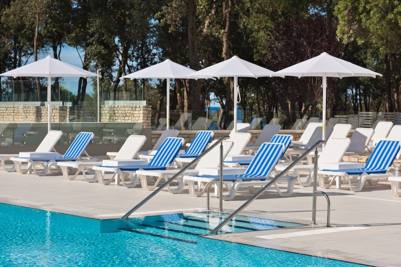 Leerer Strand in Kroatien mit Sonnenliegen und Blick aufs Meer,ein Symbolbild für den Tourismus-Rückgang im Sommer 2026 aufgrund hoher Preise