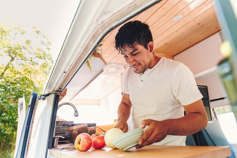 Bei Hitze solltest du auf gar keinen Fall in deinem Camper kochen.
