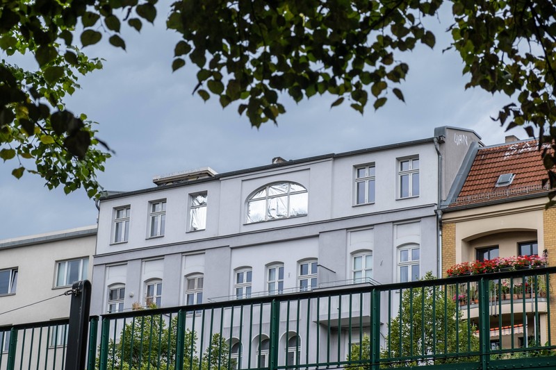 Du kannst alle Fenster und Dächer (auch beim Camper) mit Rettungsdecken und Folien abkleben.
