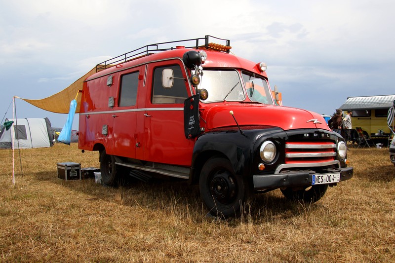 Sonnensegel können helfen, deinen Camper gut zu beschatten.