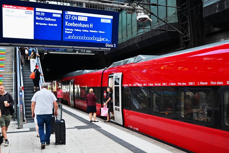Wer mit öffentlichen Verkehrsmitteln fährt, muss sich oft auf Verspätungen und Ausfälle einstellen.
